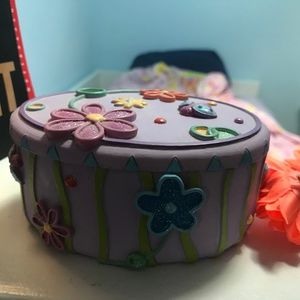 Girls' ceramic jewelry holder with lid